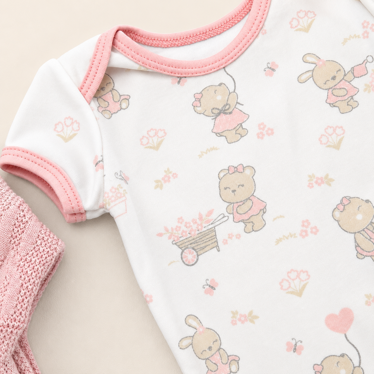 Ajuar Recién Nacida Niña 8 Piezas coral – Conjunto Tejido Cable Knit con Bordado Osita | Mara Baby