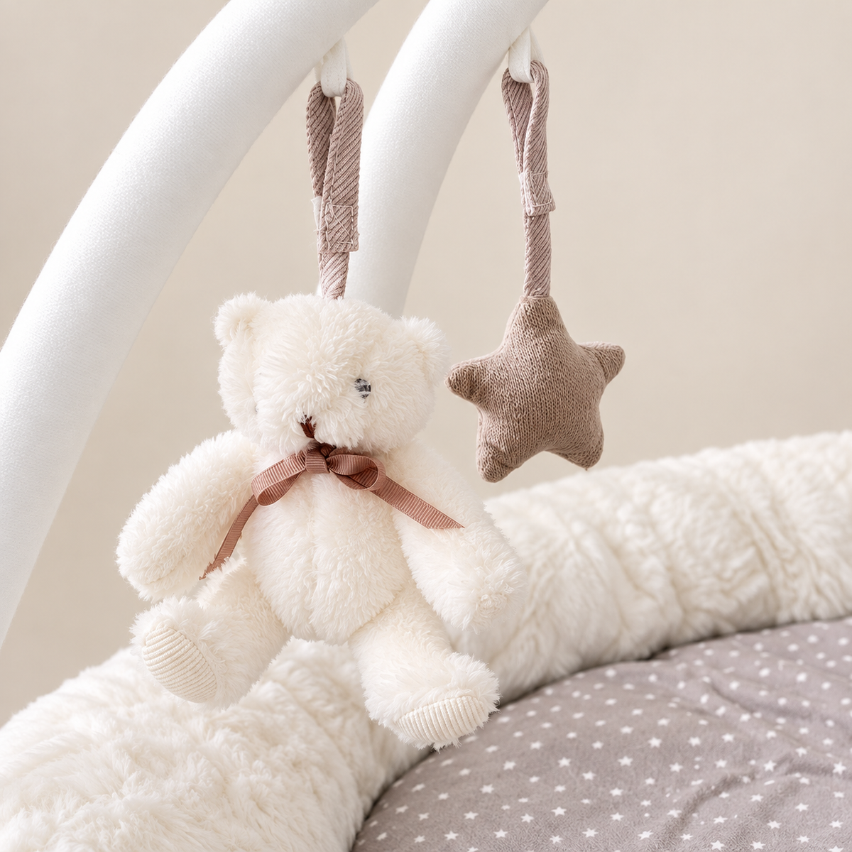 Gimnasio Teddy beige con juguetes colgantes