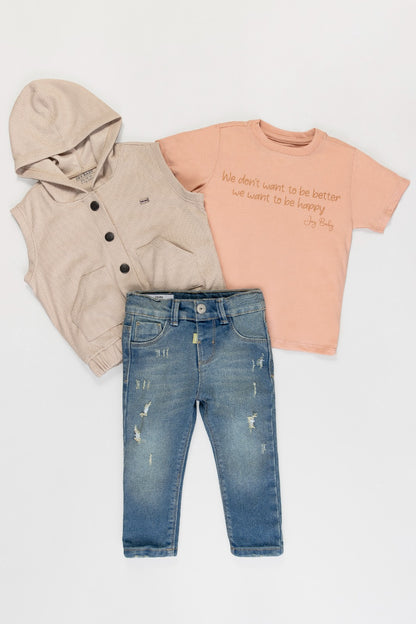 Set casual con camiseta, chaleco y jeans para niño