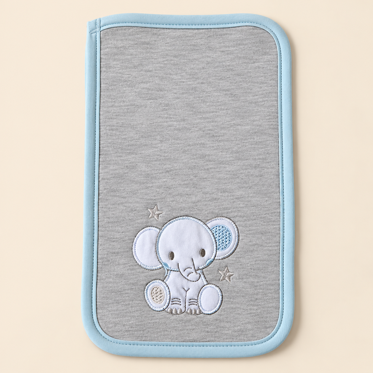Babero tipo pañito gris con bordes azules y elefante bordado