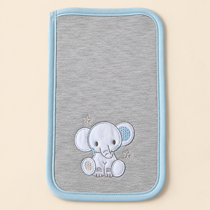 Babero tipo pañito gris con bordes azules y elefante bordado