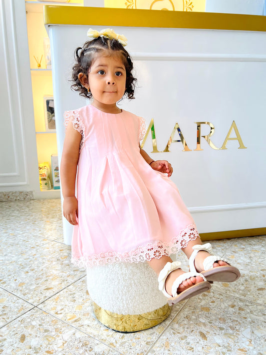 VESTIDO ROSA CON ENCAJE BOBOLI