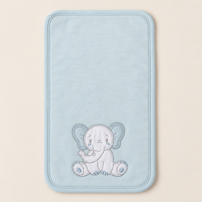 Babero tipo pañito azul claro con elefante bordado