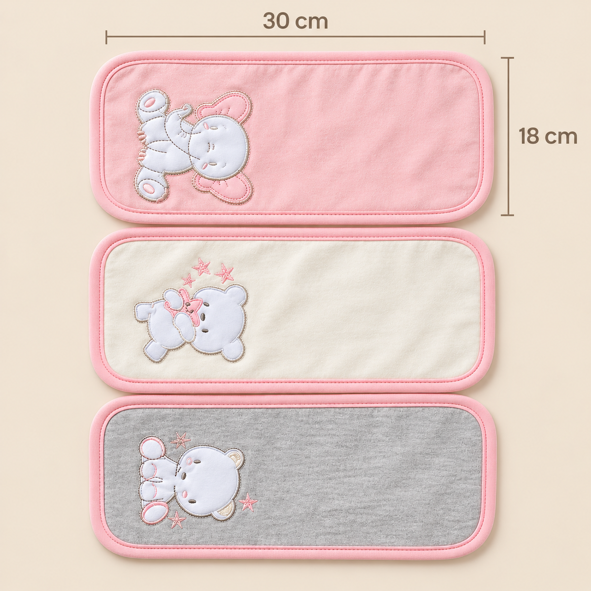 Tres pañitos para bebé con bordes rosados y bordados, medidas de 30 por 18 cm