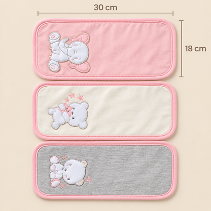 Tres pañitos para bebé con bordes rosados y bordados, medidas de 30 por 18 cm