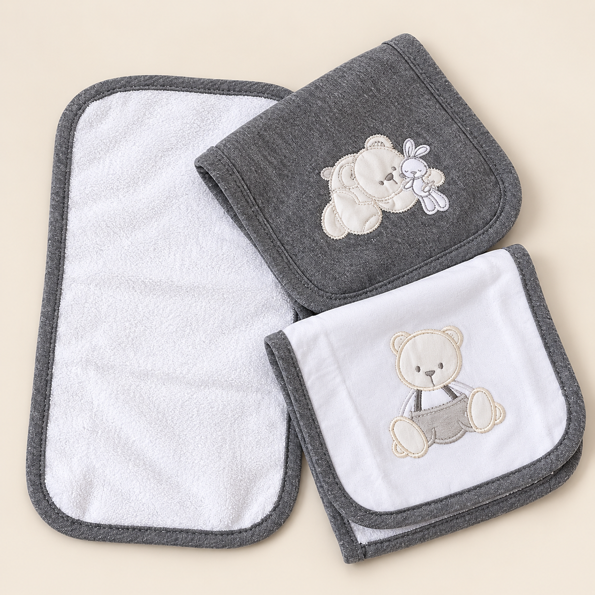 Baberos X3 para bebé gris con ositos bordados