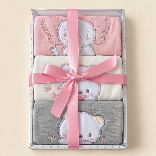 Set de tres pañitos para bebé con bordes rosados en caja con lazo rosa