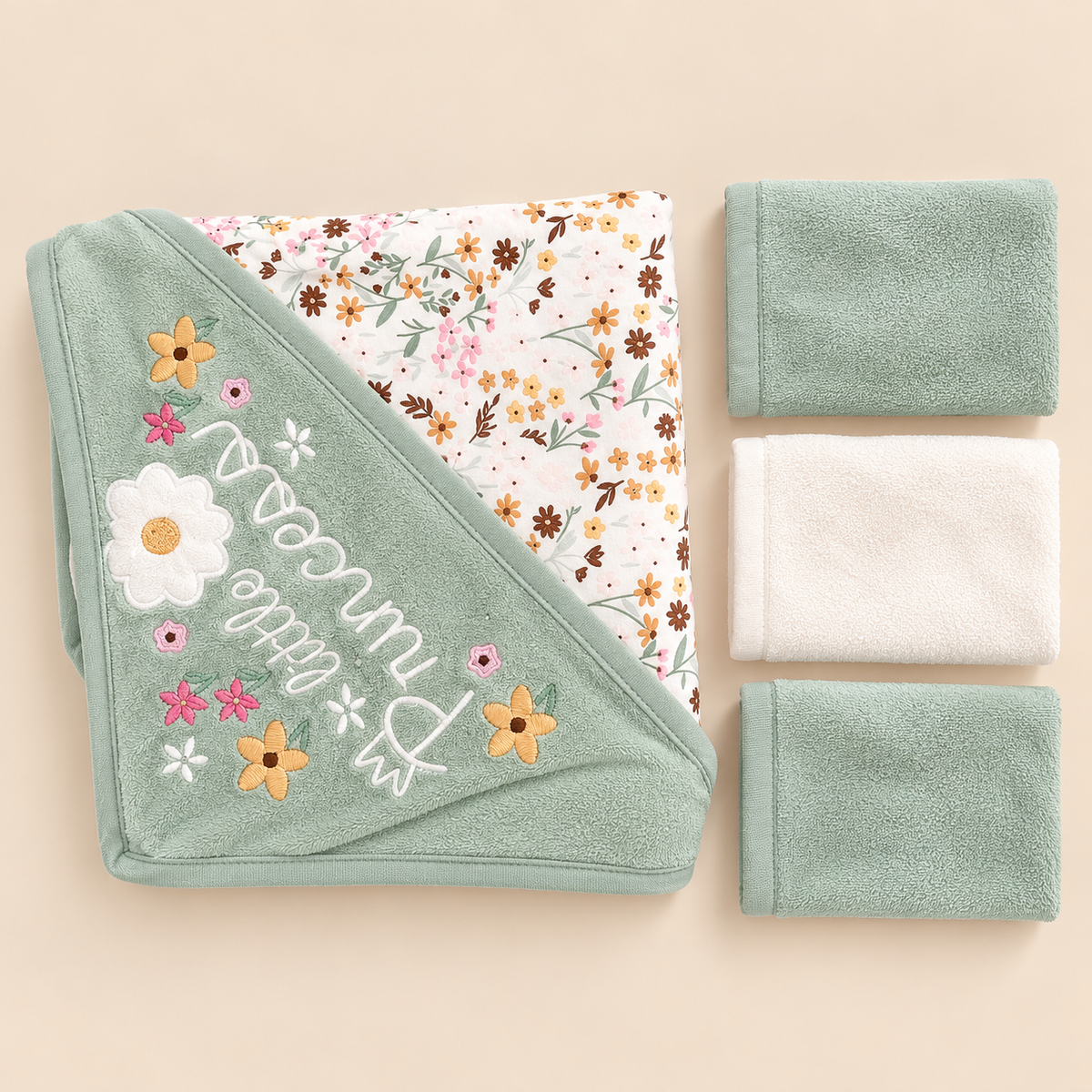 Toalla de baño floral verde menta y blanca con capucha Little Princess junto a tres paños pequeños