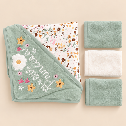 Toalla de baño floral verde menta y blanca con capucha Little Princess junto a tres paños pequeños