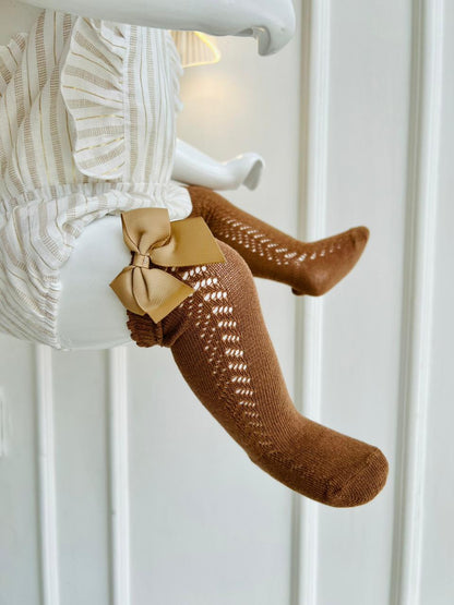 MEDIAS ESPAÑOLAS PARA BEBE CON LAZO - COLOR CARAMELO - TALLA S