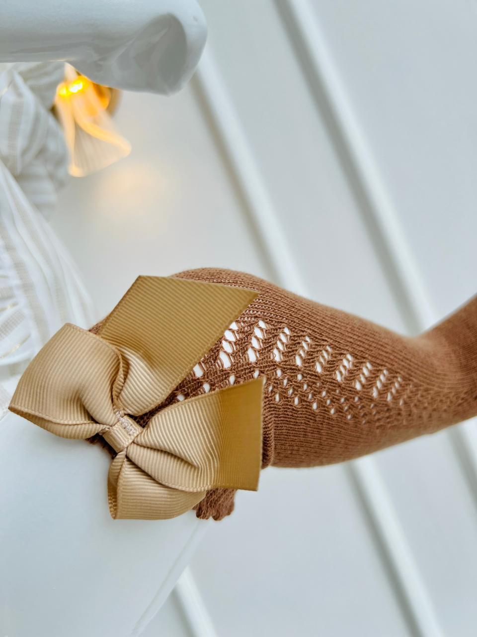 MEDIAS ESPAÑOLAS PARA BEBE CON LAZO - COLOR CARAMELO - TALLA S
