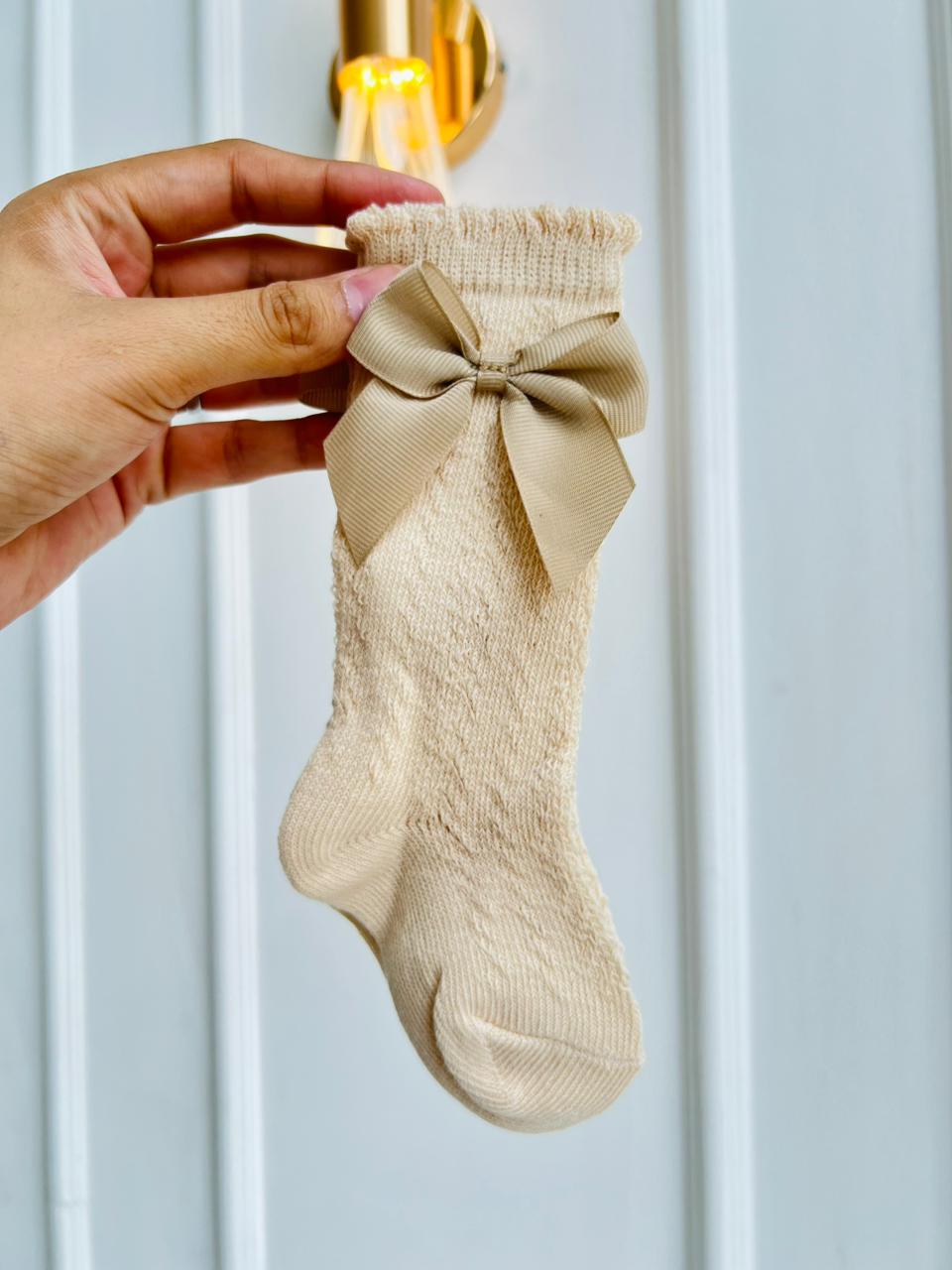 MEDIAS ESPAÑOLAS PARA BEBE CON LAZO - COLOR BEIGE ARENA - TALLA M