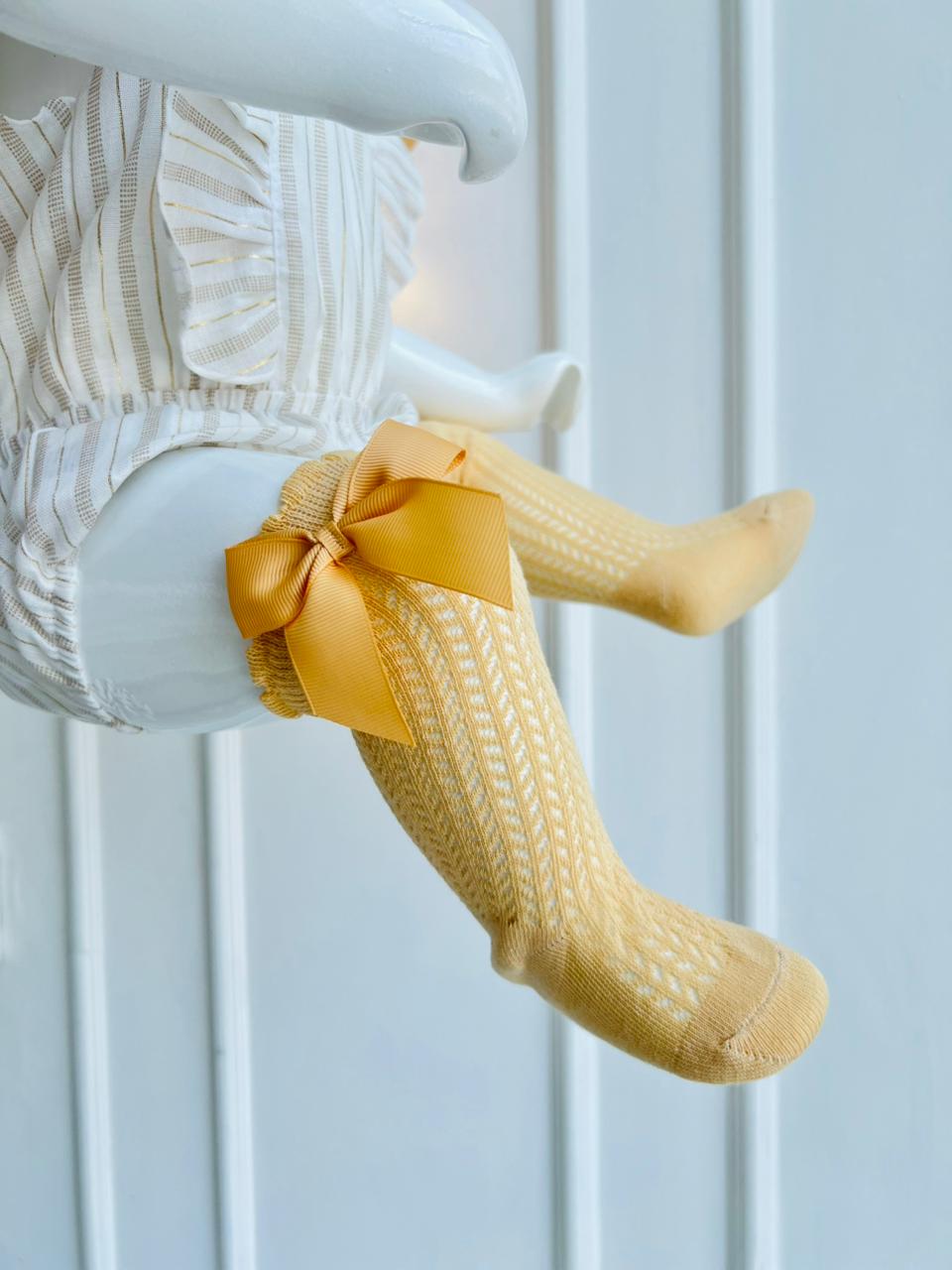 MEDIAS ESPAÑOLAS PARA BEBE CON LAZO - COLOR AMARILLO PASTEL - TALLA M