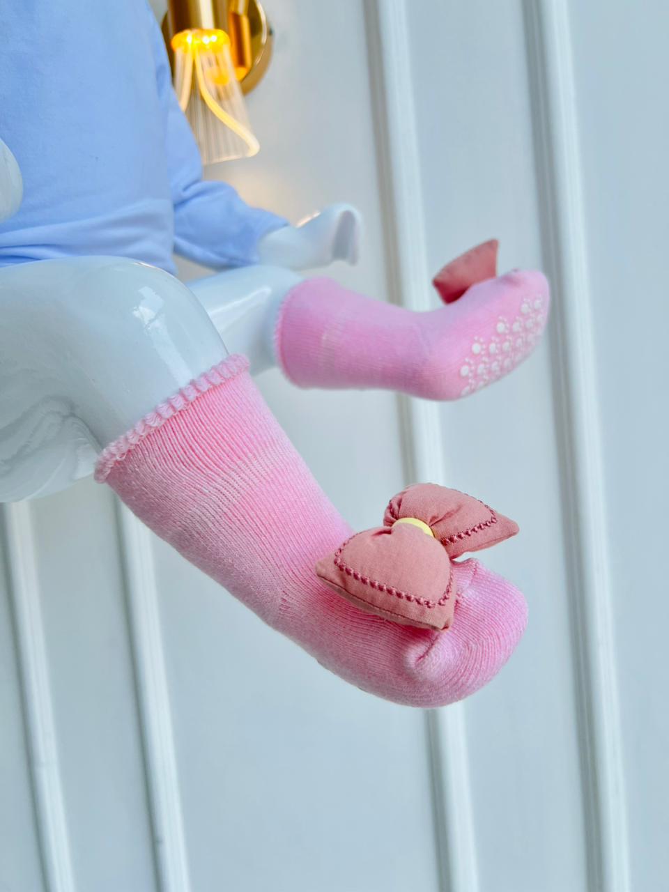 MEDIAS ANTIDESLIZANTE PARA BEBE CON LAZO DECORATIVO - COLOR ROSADO - TALLA S