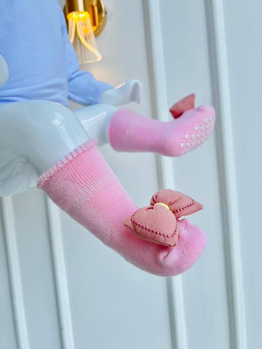 MEDIAS ANTIDESLIZANTE PARA BEBE CON LAZO DECORATIVO - COLOR ROSADO - TALLA S