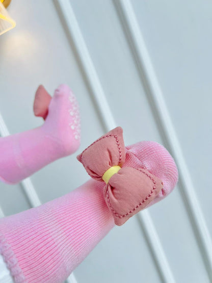MEDIAS ANTIDESLIZANTE PARA BEBE CON LAZO DECORATIVO - COLOR ROSADO - TALLA S
