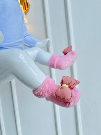 MEDIAS ANTIDESLIZANTE PARA BEBE CON LAZO DECORATIVO - COLOR ROSADO - TALLA S