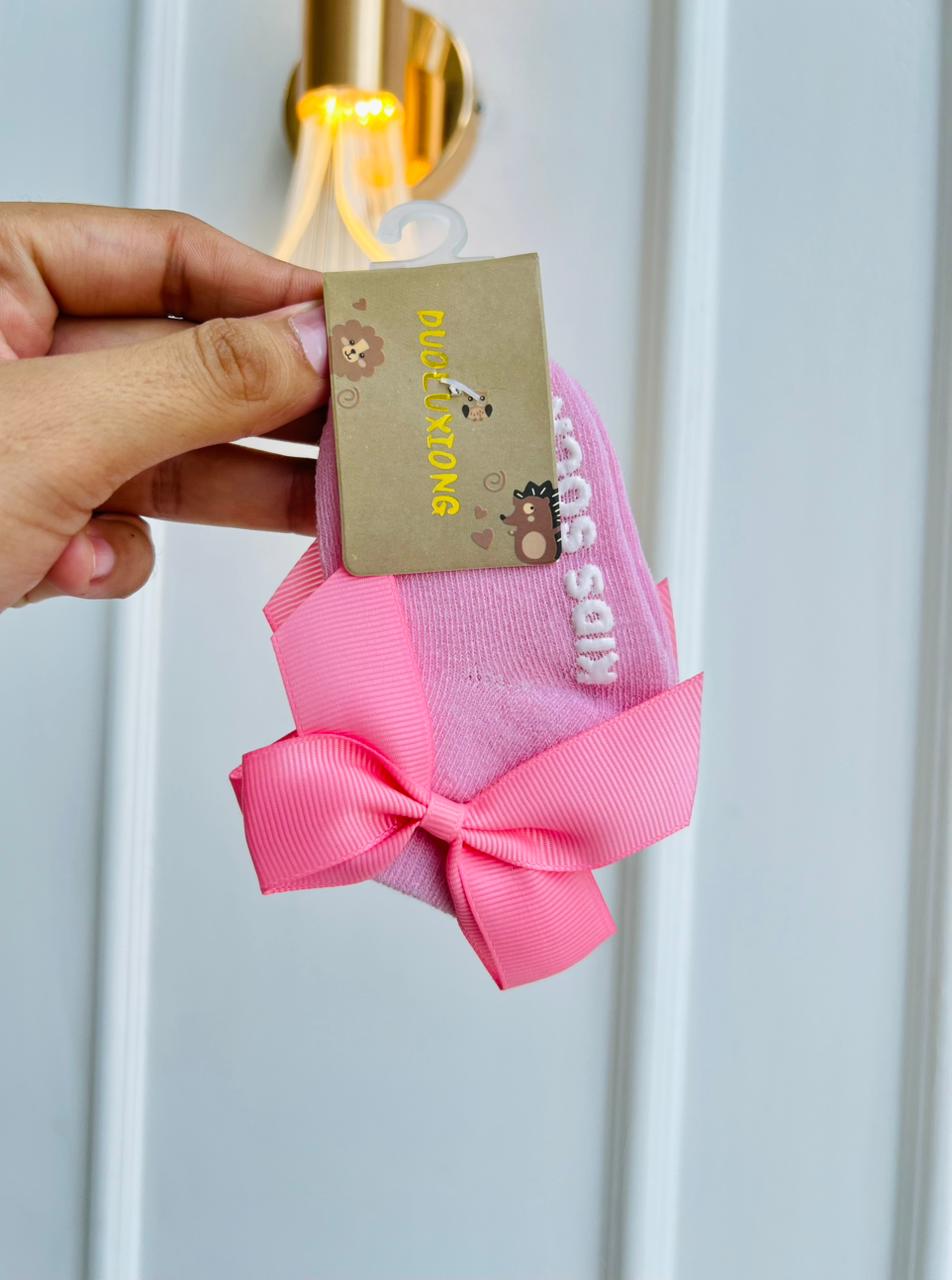 MEDIAS ANTIDESLIZANTE PARA BEBE - DISEÑO LAZO DECORATIVO
