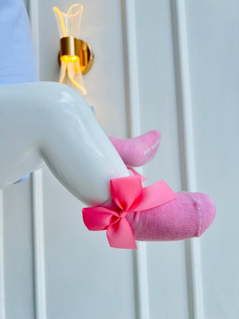 MEDIAS ANTIDESLIZANTE PARA BEBE - DISEÑO LAZO DECORATIVO