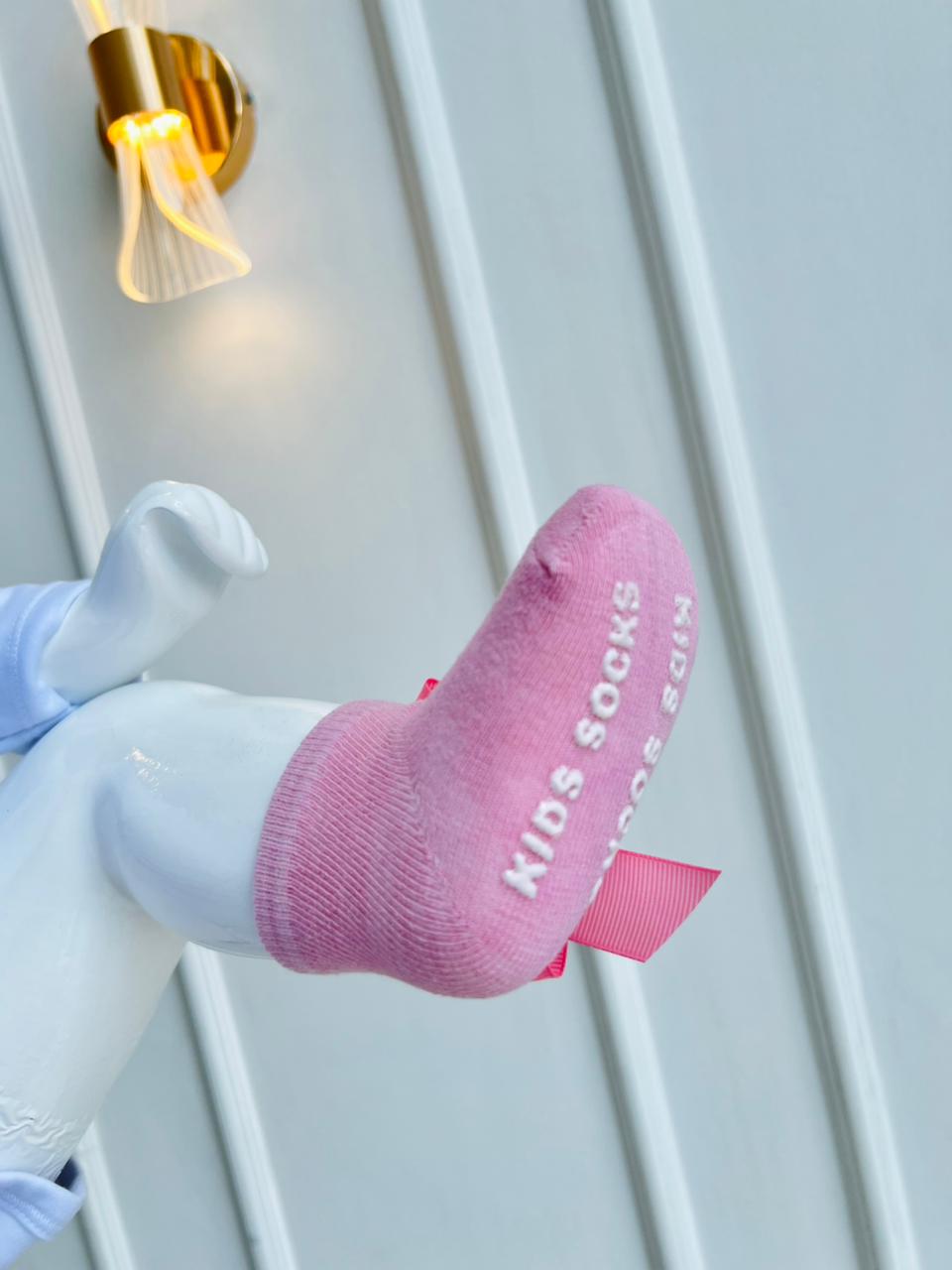 MEDIAS ANTIDESLIZANTE PARA BEBE - DISEÑO LAZO DECORATIVO
