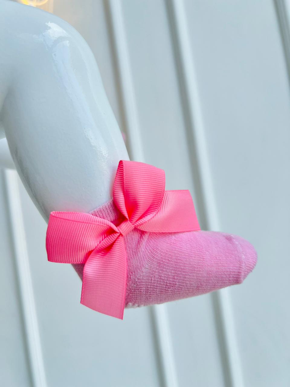 MEDIAS ANTIDESLIZANTE PARA BEBE - DISEÑO LAZO DECORATIVO
