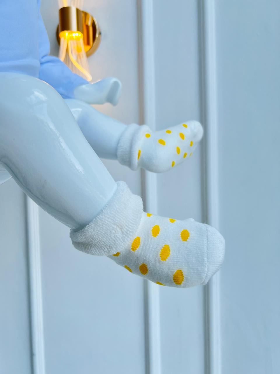 MEDIAS SUAVES PARA BEBE - DISEÑO PUNTOS AMARILLOS