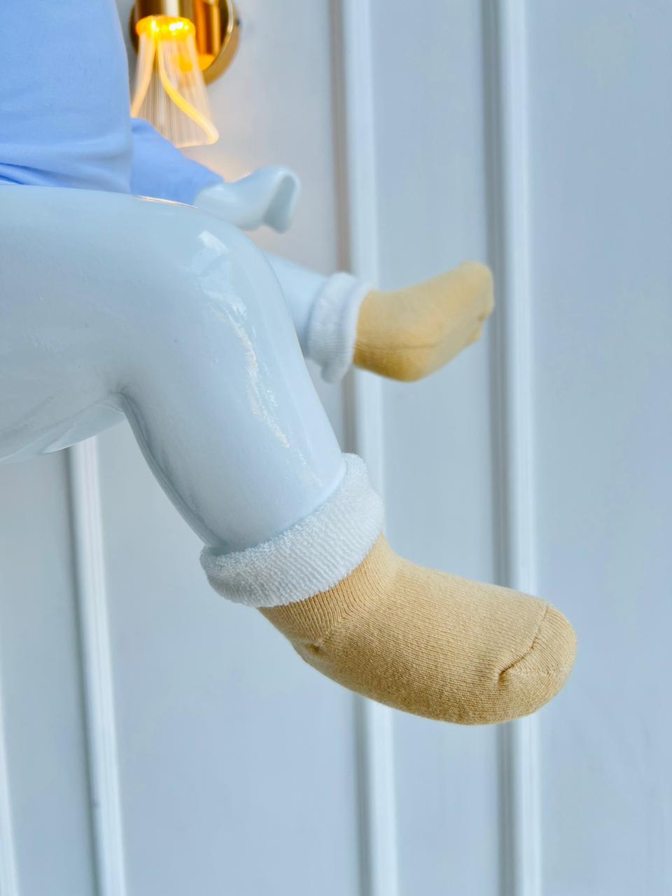 MEDIAS SUAVES PARA BEBE - DISEÑO MINIMALISTA - AMARILLO Y BLANCO