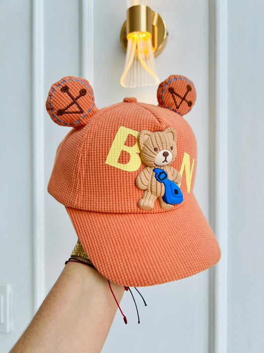GORRA INFANTIL CON OREJITAS Y OSO DECORATIVO - COLOR DURAZNO