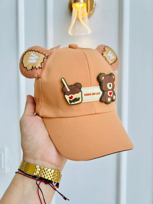 GORRA INFANTIL CON OREJITAS Y OSO DECORATIVO - COLOR DURAZNO