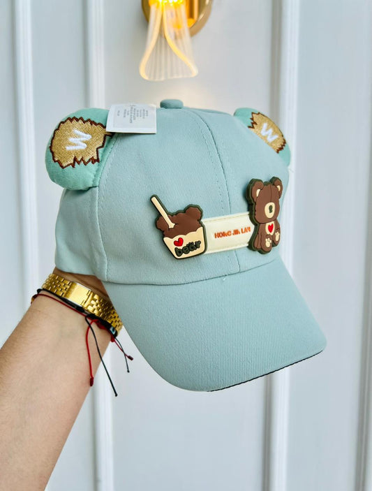 GORRA INFANTIL CON OREJITAS Y OSO DECORATIVO - COLOR VERDE MENTA