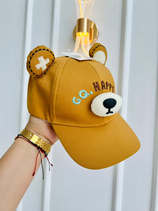 GORRA INFANTIL CON OREJITAS Y OSO DECORATIVO - COLOR MOSTAZA