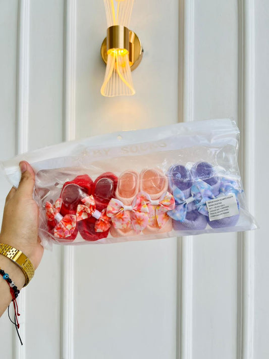 MEDIAS ANTIDESLIZANTES PARA BEBE CON LAZO DECORATIVO - SURTIDAS