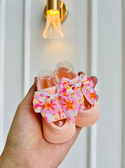 MEDIAS ANTIDESLIZANTES PARA BEBE CON LAZO DECORATIVO - SURTIDAS
