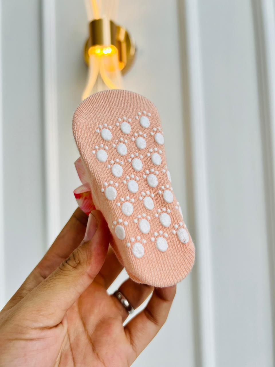 MEDIAS ANTIDESLIZANTES PARA BEBE CON LAZO DECORATIVO - SURTIDAS