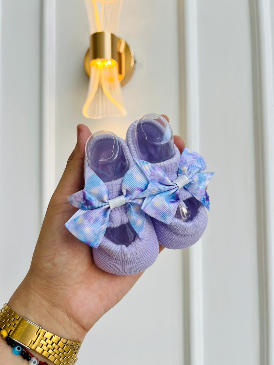 MEDIAS ANTIDESLIZANTES PARA BEBE CON LAZO DECORATIVO - SURTIDAS