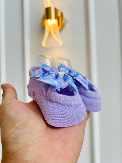 MEDIAS ANTIDESLIZANTES PARA BEBE CON LAZO DECORATIVO - SURTIDAS