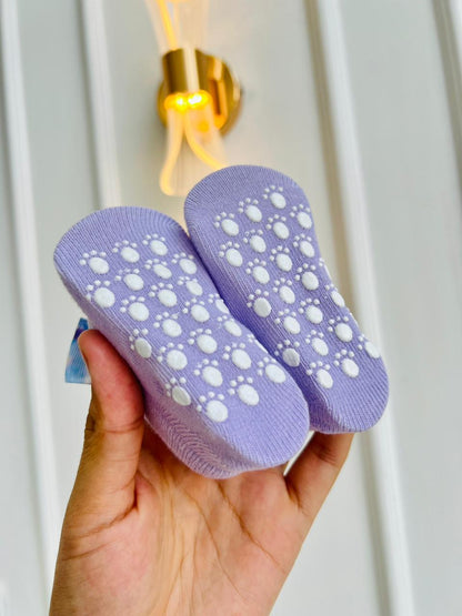 MEDIAS ANTIDESLIZANTES PARA BEBE CON LAZO DECORATIVO - SURTIDAS