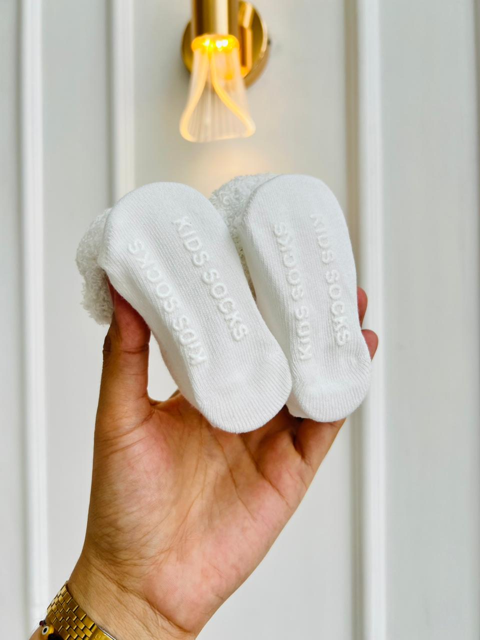 MEDIAS ANTIDESLIZANTES PARA BEBE CON LAZO DECORATIVO - DISEÑO ANIMALITOS