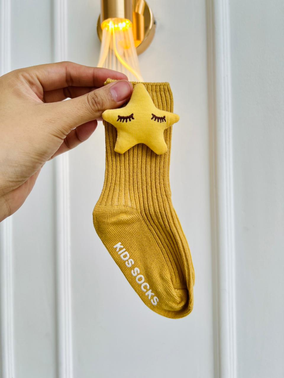 MEDIAS LARGAS PARA BEBE CON ESTRELLITA - COLOR MOSTAZA