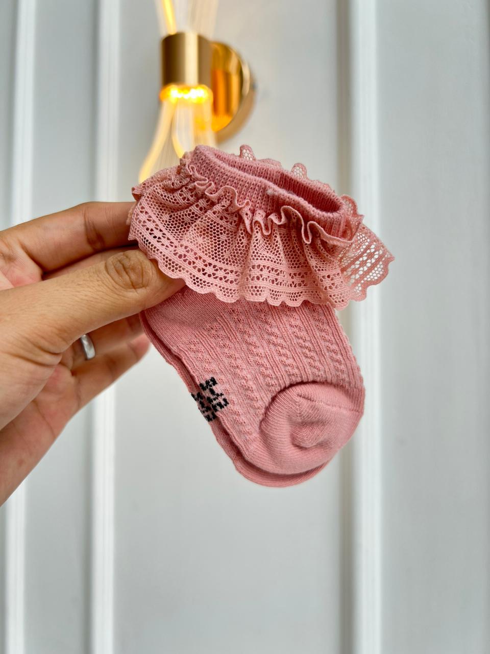 MEDIAS PARA BEBÉ CON ENCAJE DECORATIVO - COLOR ROSADO - TALLA S