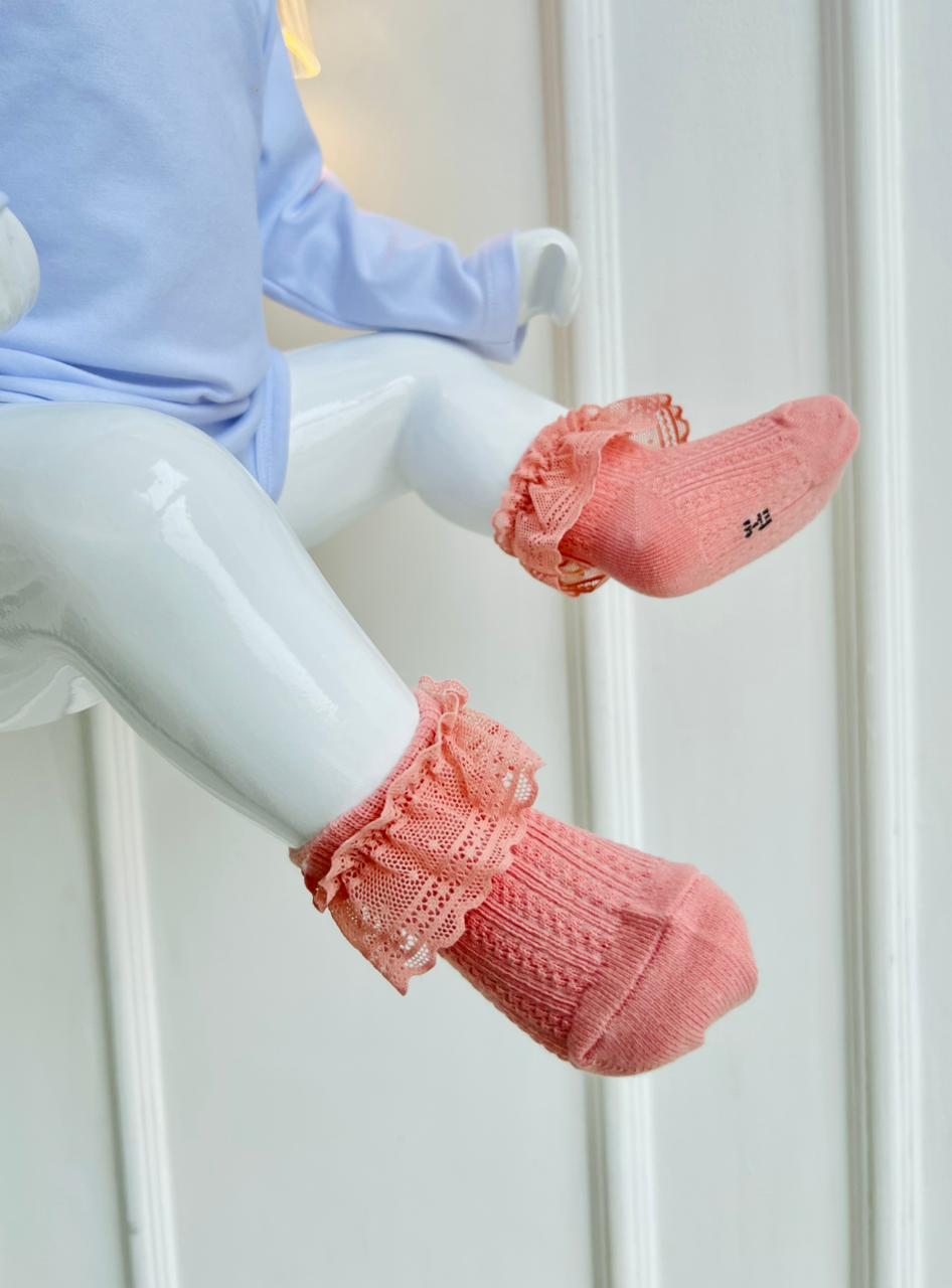 MEDIAS PARA BEBÉ CON ENCAJE DECORATIVO - COLOR ROSADO - TALLA S