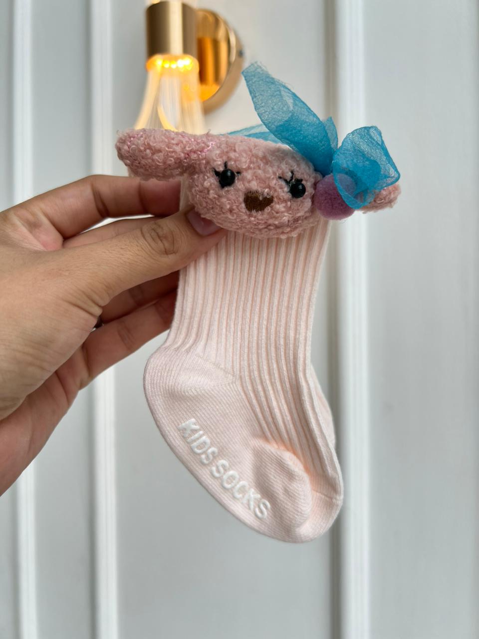 MEDIAS PARA BEBÉ CON MUÑEQUITO DECORATIVO Y SUELA ANTIDESLIZANTE
