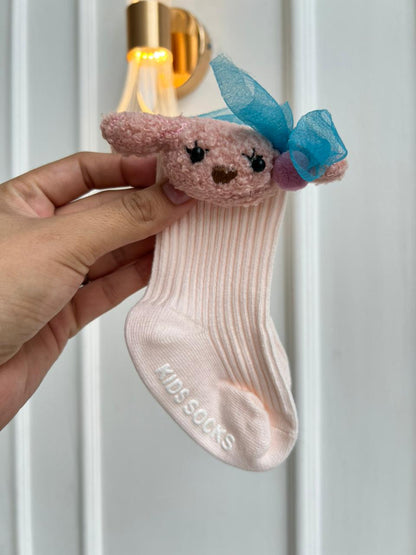 MEDIAS PARA BEBÉ CON MUÑEQUITO DECORATIVO Y SUELA ANTIDESLIZANTE