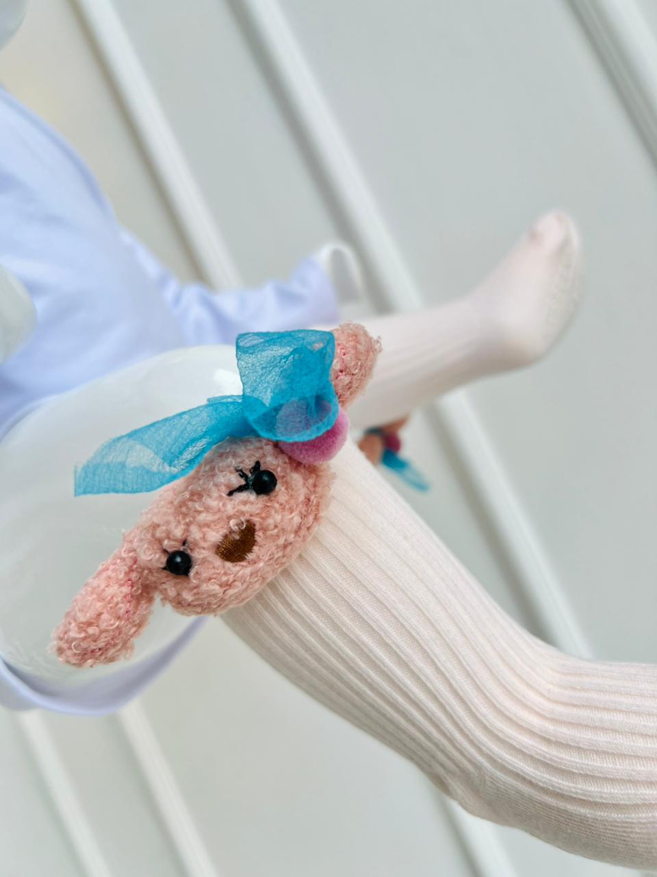 MEDIAS PARA BEBÉ CON MUÑEQUITO DECORATIVO Y SUELA ANTIDESLIZANTE
