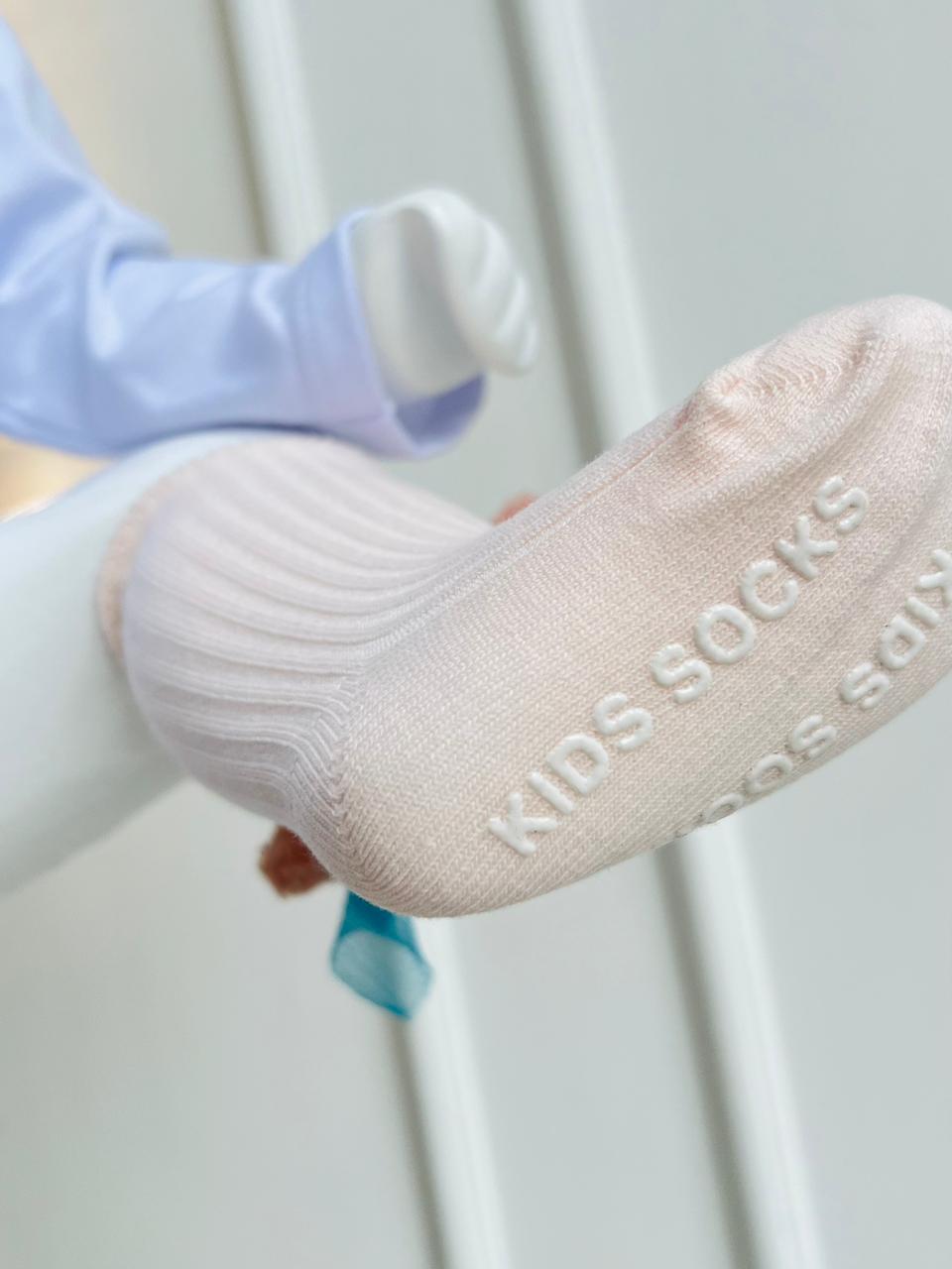 MEDIAS PARA BEBÉ CON MUÑEQUITO DECORATIVO Y SUELA ANTIDESLIZANTE