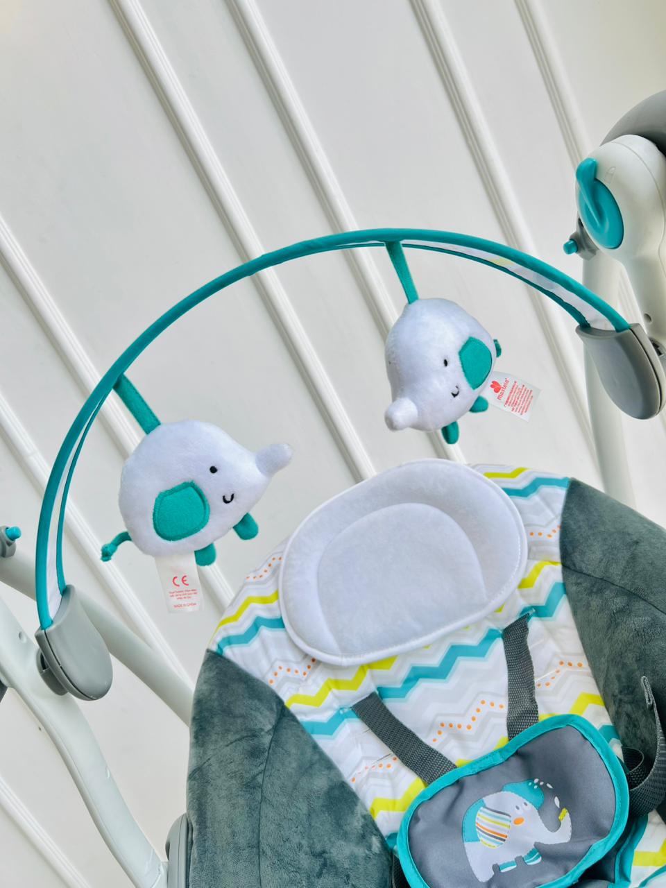 SILLA MECEDORA ELECTRICA PARA BEBÉ CON JUGUETES COLGANTES