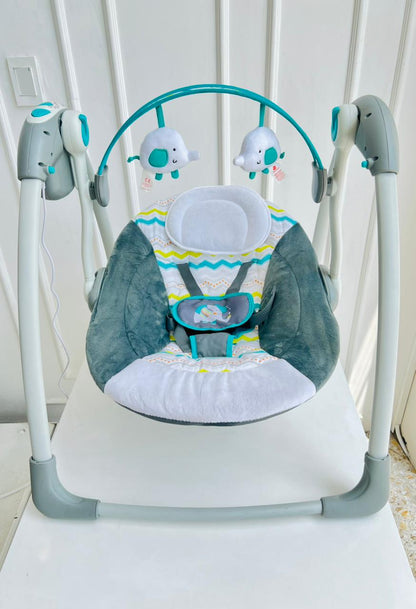 SILLA MECEDORA ELECTRICA PARA BEBÉ CON JUGUETES COLGANTES