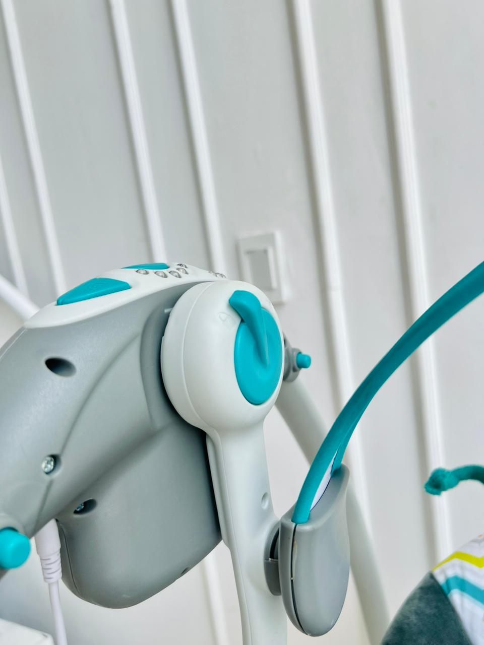 SILLA MECEDORA ELECTRICA PARA BEBÉ CON JUGUETES COLGANTES