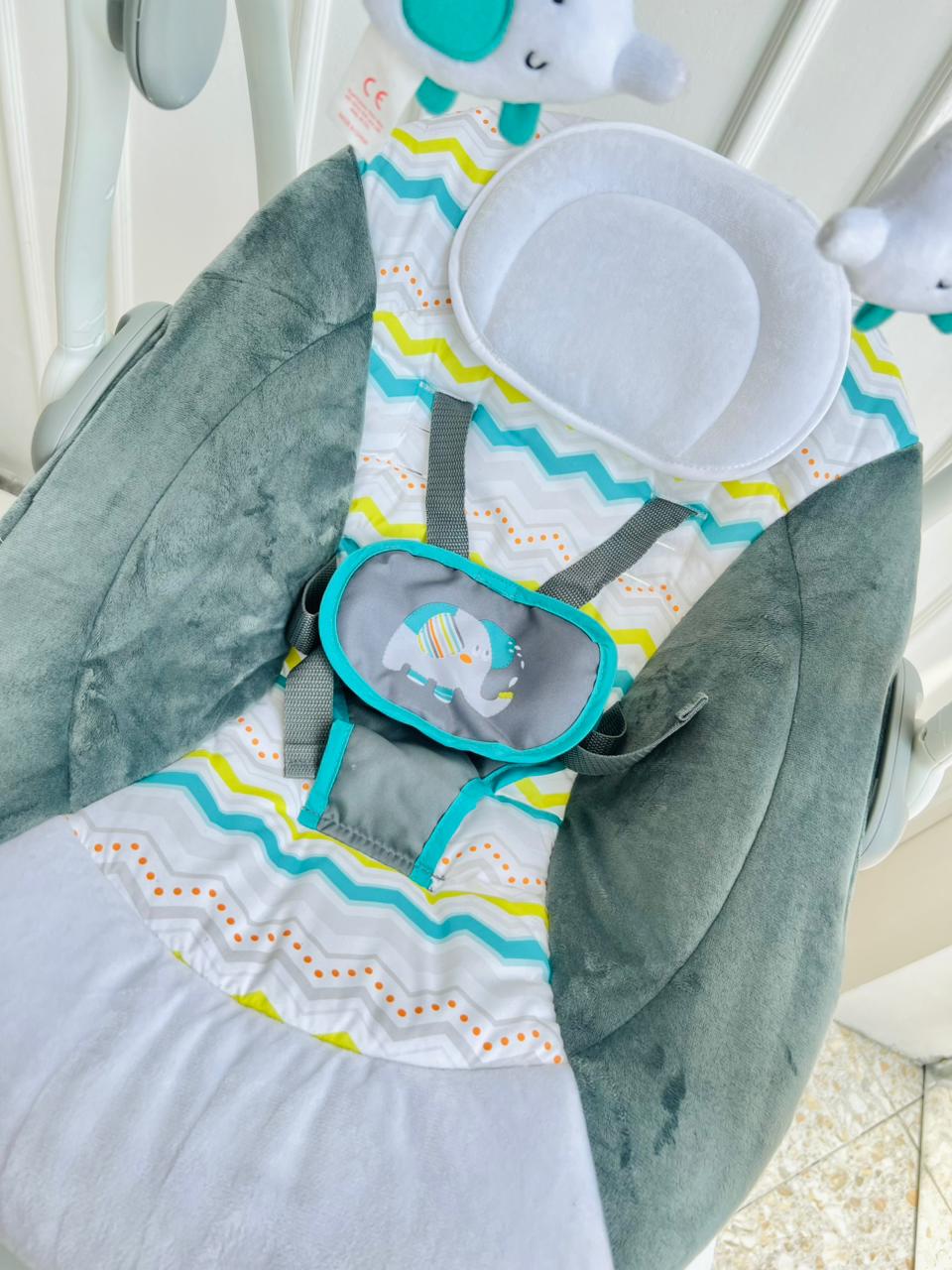 SILLA MECEDORA ELECTRICA PARA BEBÉ CON JUGUETES COLGANTES