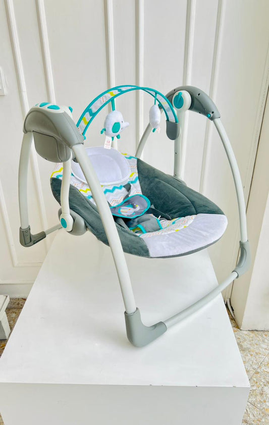 SILLA MECEDORA ELECTRICA PARA BEBÉ CON JUGUETES COLGANTES